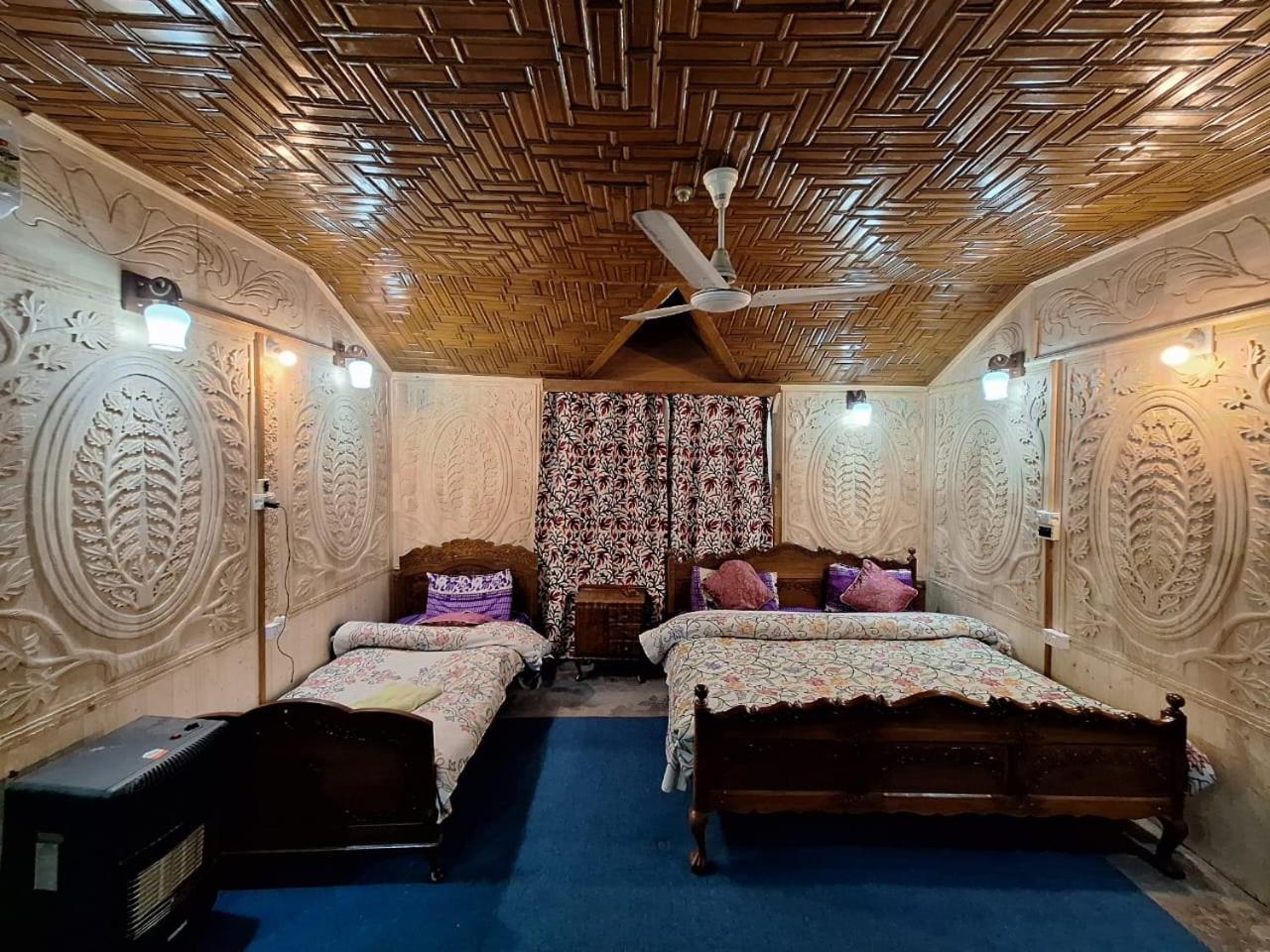 Houseboat Young Snow View Front Line Dal Lake Srīnagar Exterior foto