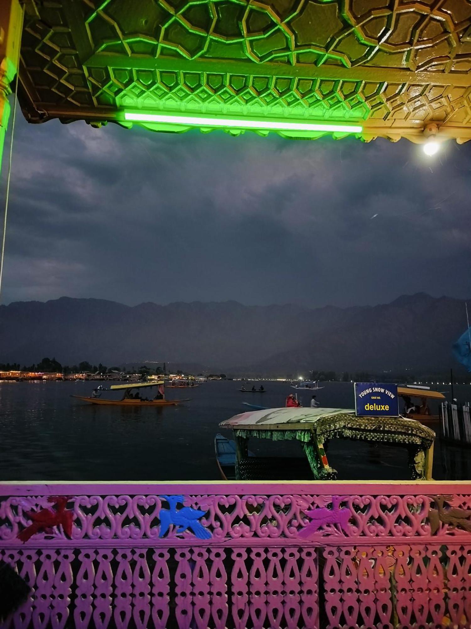 Houseboat Young Snow View Front Line Dal Lake Srīnagar Exterior foto