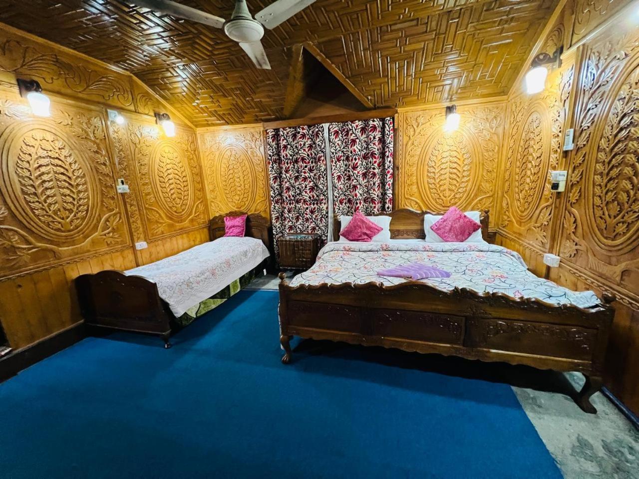 Houseboat Young Snow View Front Line Dal Lake Srīnagar Zimmer foto
