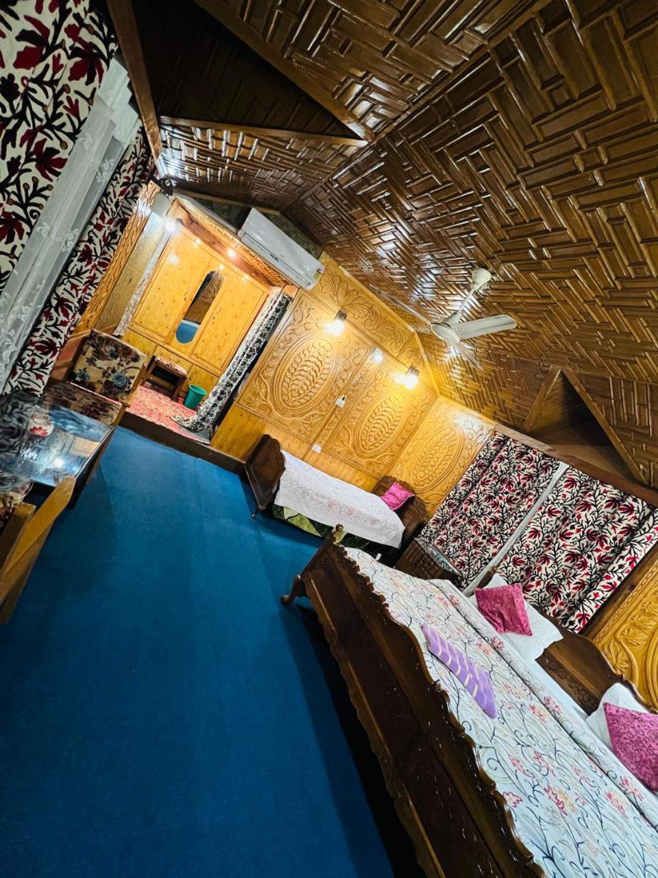 Houseboat Young Snow View Front Line Dal Lake Srīnagar Zimmer foto