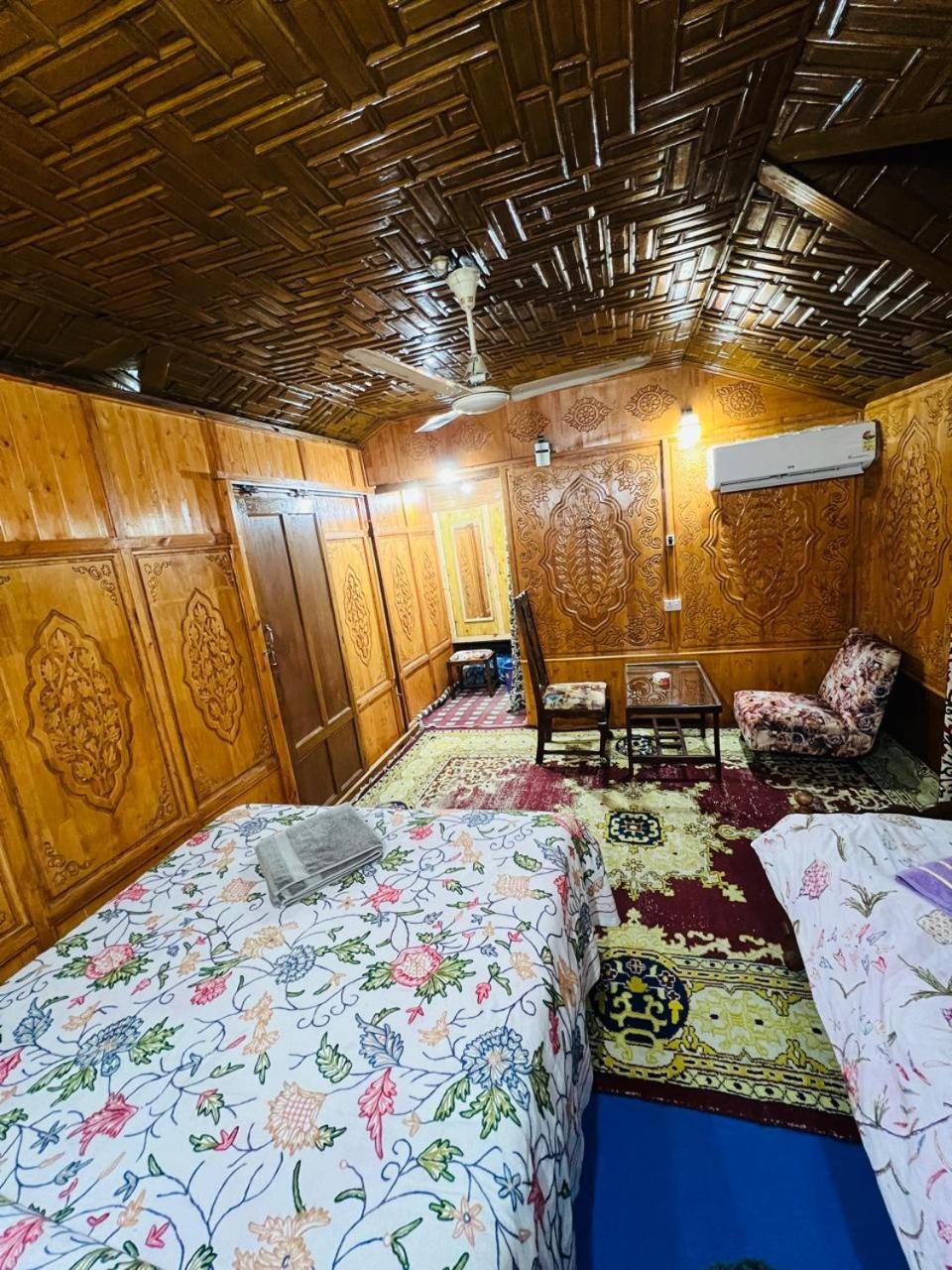 Houseboat Young Snow View Front Line Dal Lake Srīnagar Zimmer foto