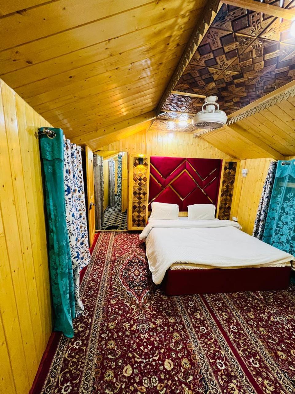 Houseboat Young Snow View Front Line Dal Lake Srīnagar Zimmer foto
