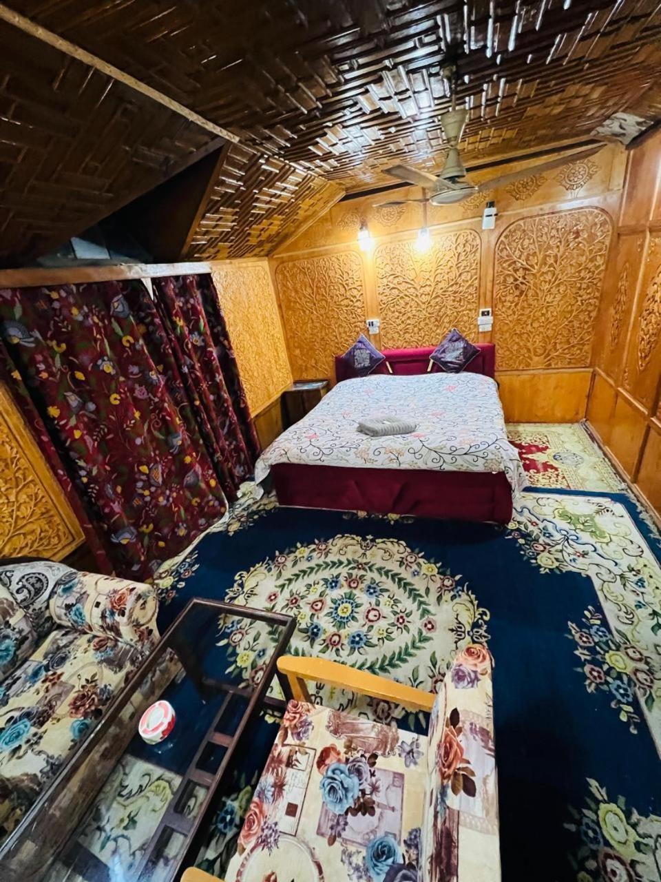 Houseboat Young Snow View Front Line Dal Lake Srīnagar Zimmer foto