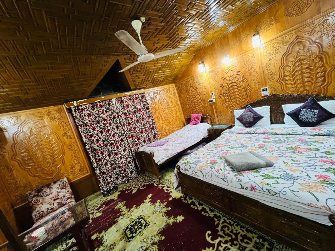 Houseboat Young Snow View Front Line Dal Lake Srīnagar Exterior foto