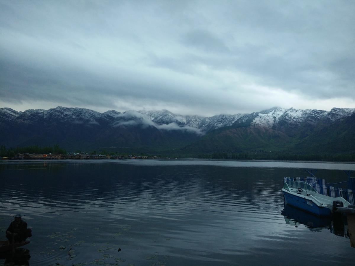 Houseboat Young Snow View Front Line Dal Lake Srīnagar Exterior foto