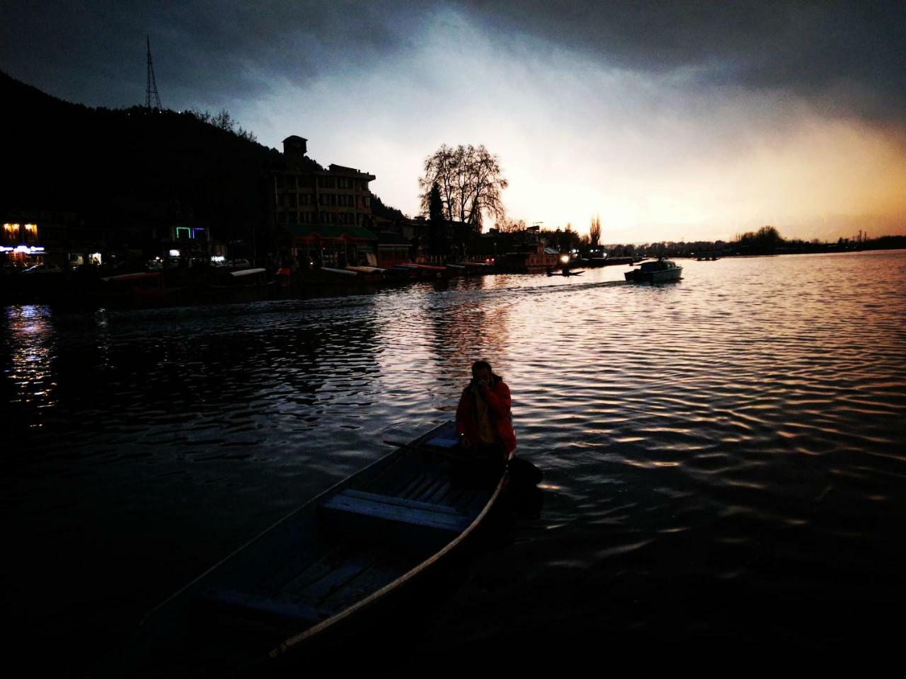 Houseboat Young Snow View Front Line Dal Lake Srīnagar Exterior foto